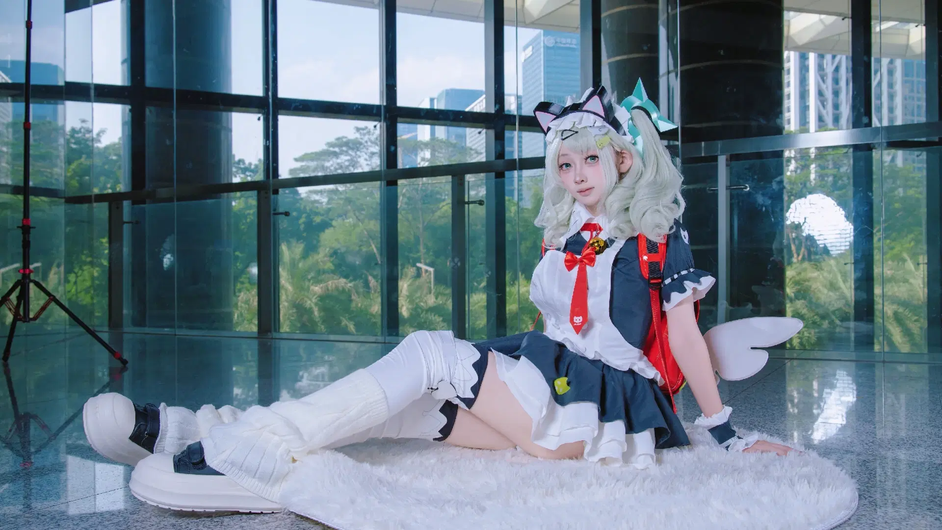 【千夏 コスプレ】ゼンレスゾーンゼロの猫耳メイド、ガラスカーテンウォールに映える躍動の瞬間 - 尤加-Yuga - 11枚目