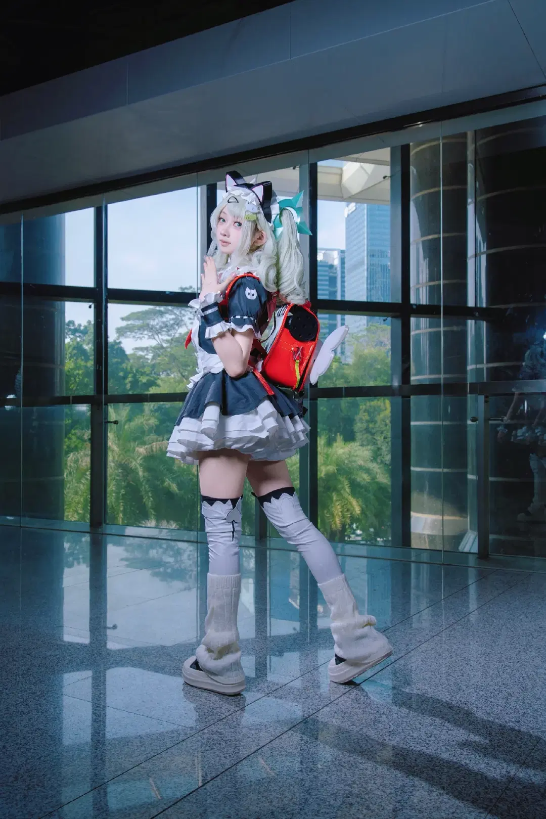 【千夏 コスプレ】ゼンレスゾーンゼロの猫耳メイド、ガラスカーテンウォールに映える躍動の瞬間 - 尤加-Yuga - 12枚目
