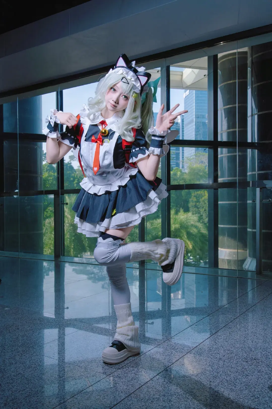 【千夏 コスプレ】ゼンレスゾーンゼロの猫耳メイド、ガラスカーテンウォールに映える躍動の瞬間 - 尤加-Yuga - 13枚目