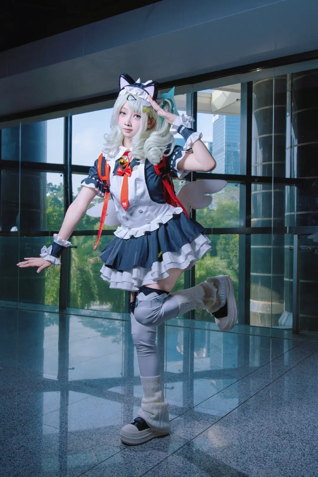 【千夏 コスプレ】ゼンレスゾーンゼロの猫耳メイド、ガラスカーテンウォールに映える躍動の瞬間 - 尤加-Yuga - 14枚目
