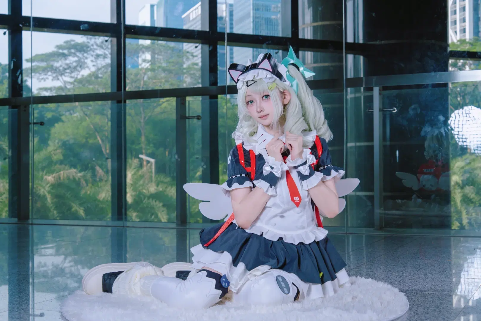 【千夏 コスプレ】ゼンレスゾーンゼロの猫耳メイド、ガラスカーテンウォールに映える躍動の瞬間 - 尤加-Yuga - 15枚目