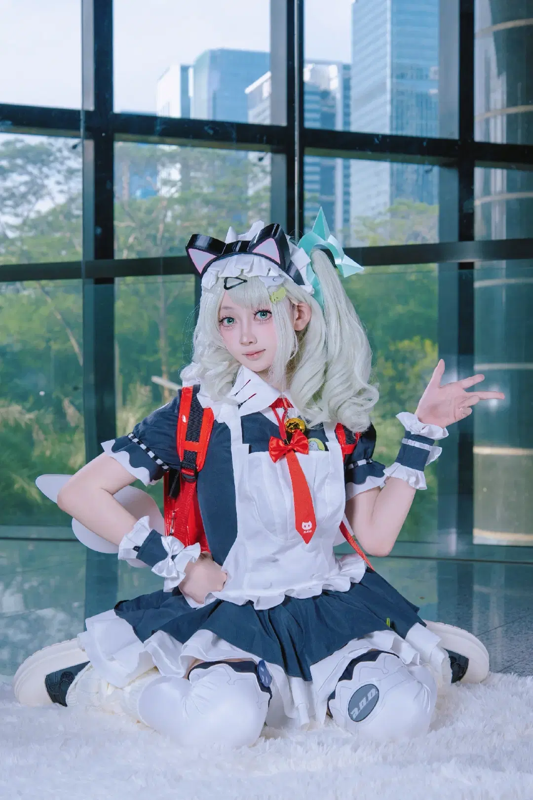 【千夏 コスプレ】ゼンレスゾーンゼロの猫耳メイド、ガラスカーテンウォールに映える躍動の瞬間 - 尤加-Yuga - 16枚目