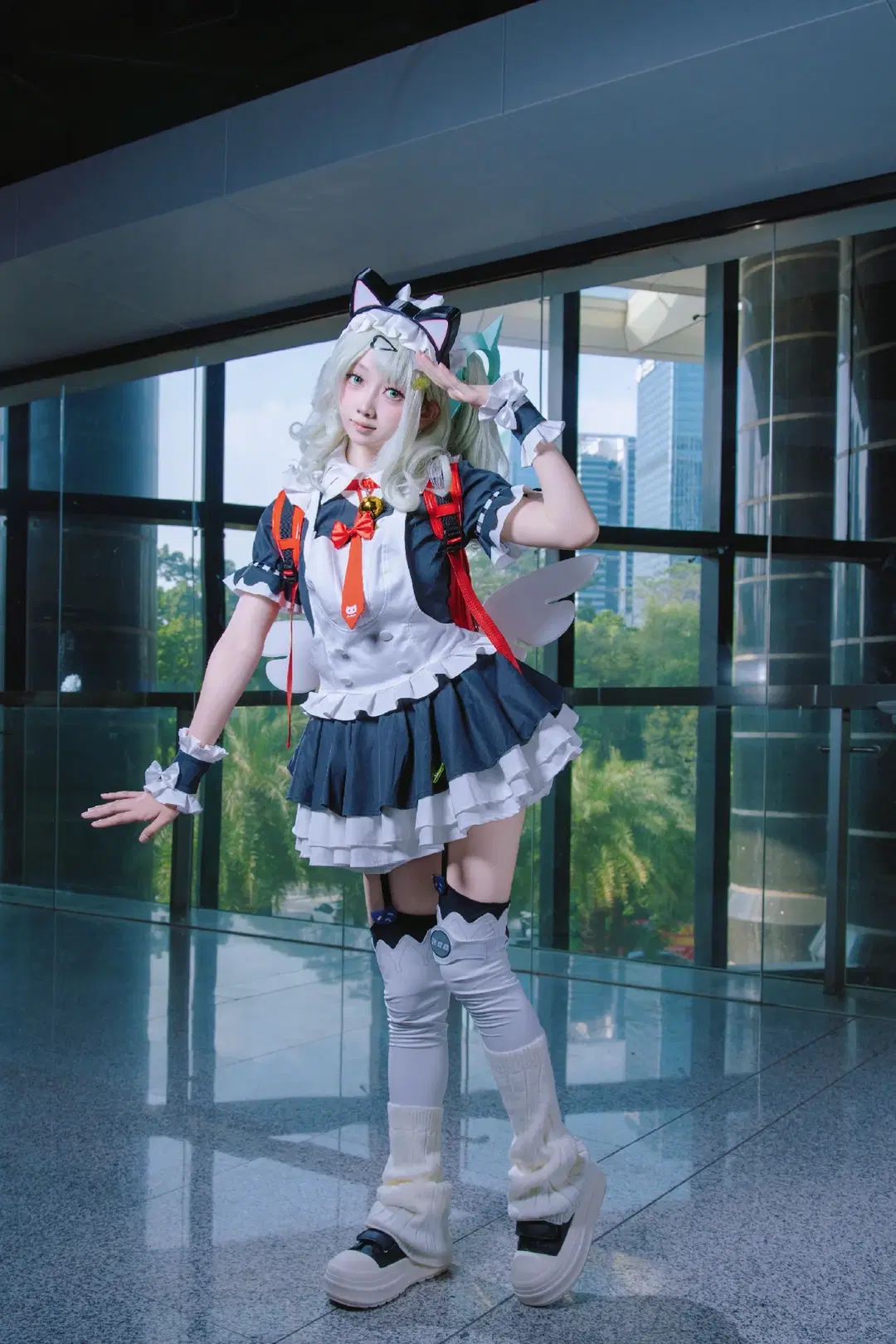 【千夏 コスプレ】ゼンレスゾーンゼロの猫耳メイド、ガラスカーテンウォールに映える躍動の瞬間 - 尤加-Yuga - 17枚目
