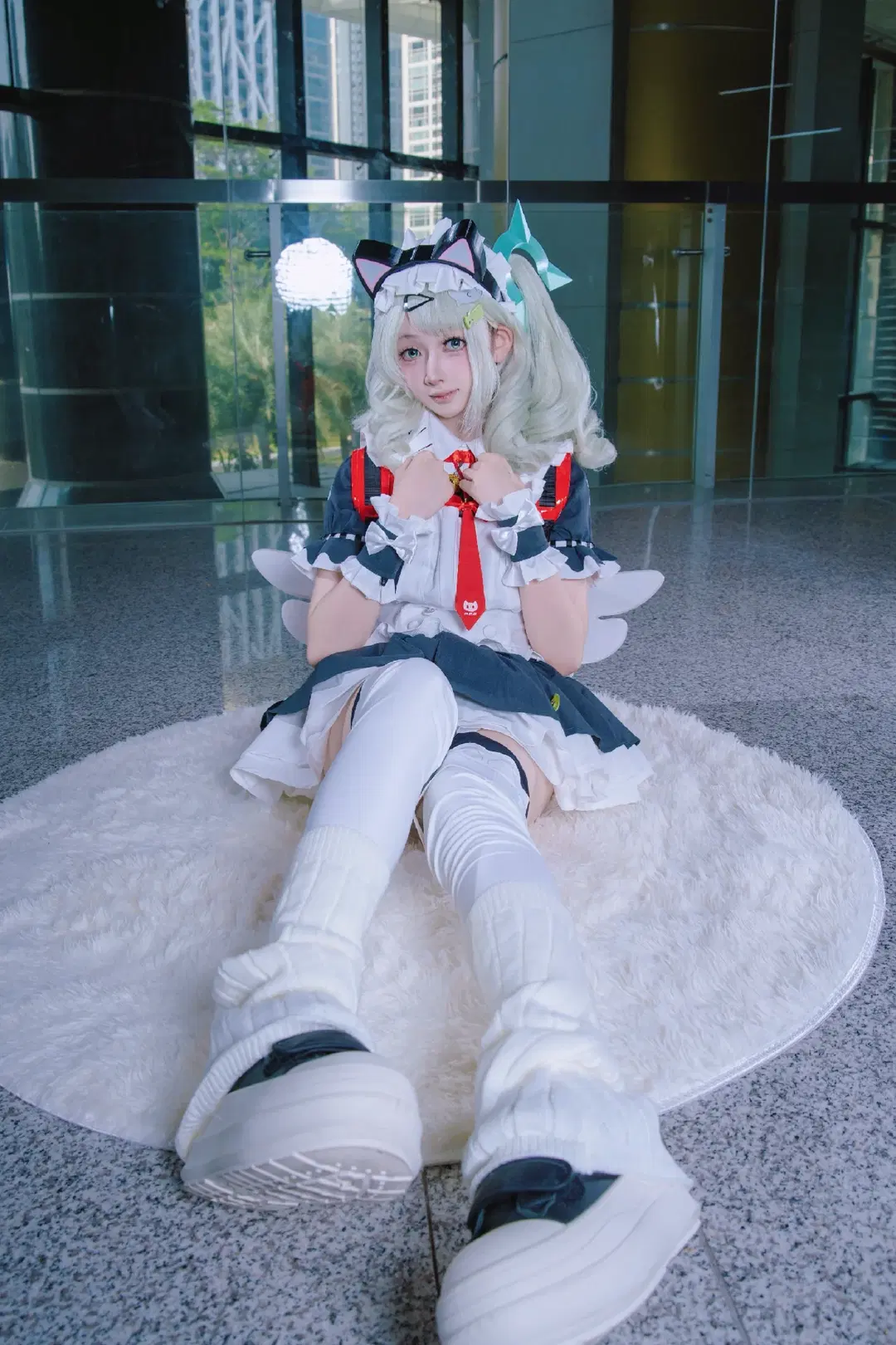 【千夏 コスプレ】ゼンレスゾーンゼロの猫耳メイド、ガラスカーテンウォールに映える躍動の瞬間 - 尤加-Yuga - 18枚目