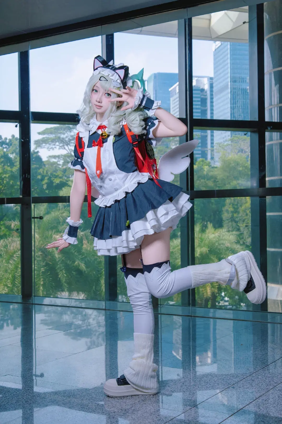 【千夏 コスプレ】ゼンレスゾーンゼロの猫耳メイド、ガラスカーテンウォールに映える躍動の瞬間 - 尤加-Yuga - 2枚目