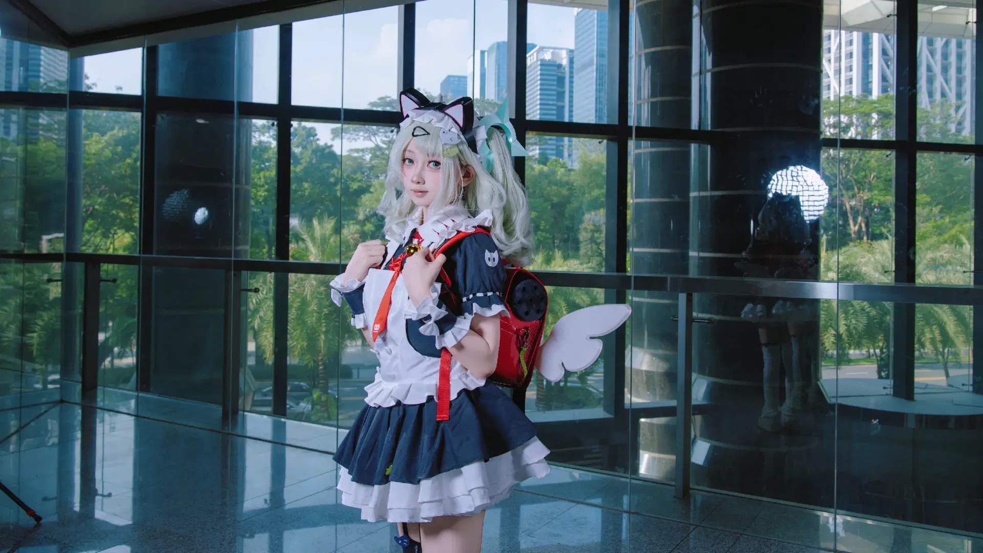 【千夏 コスプレ】ゼンレスゾーンゼロの猫耳メイド、ガラスカーテンウォールに映える躍動の瞬間 - 尤加-Yuga - 3枚目