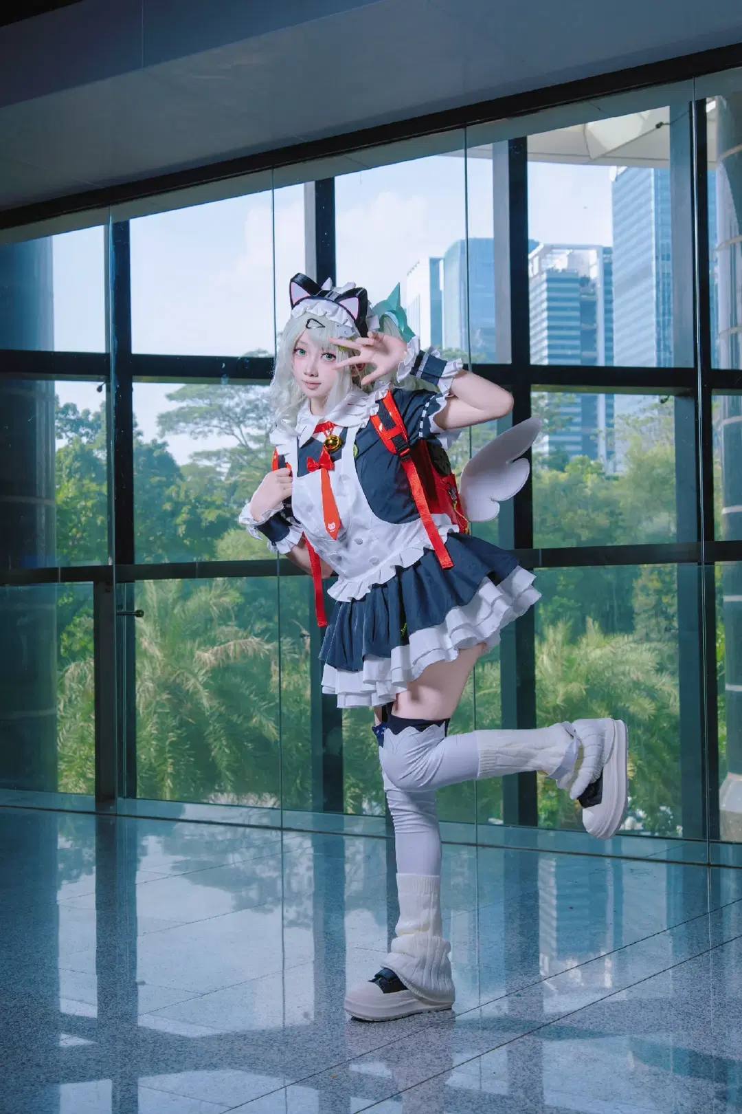 【千夏 コスプレ】ゼンレスゾーンゼロの猫耳メイド、ガラスカーテンウォールに映える躍動の瞬間 - 尤加-Yuga - 4枚目
