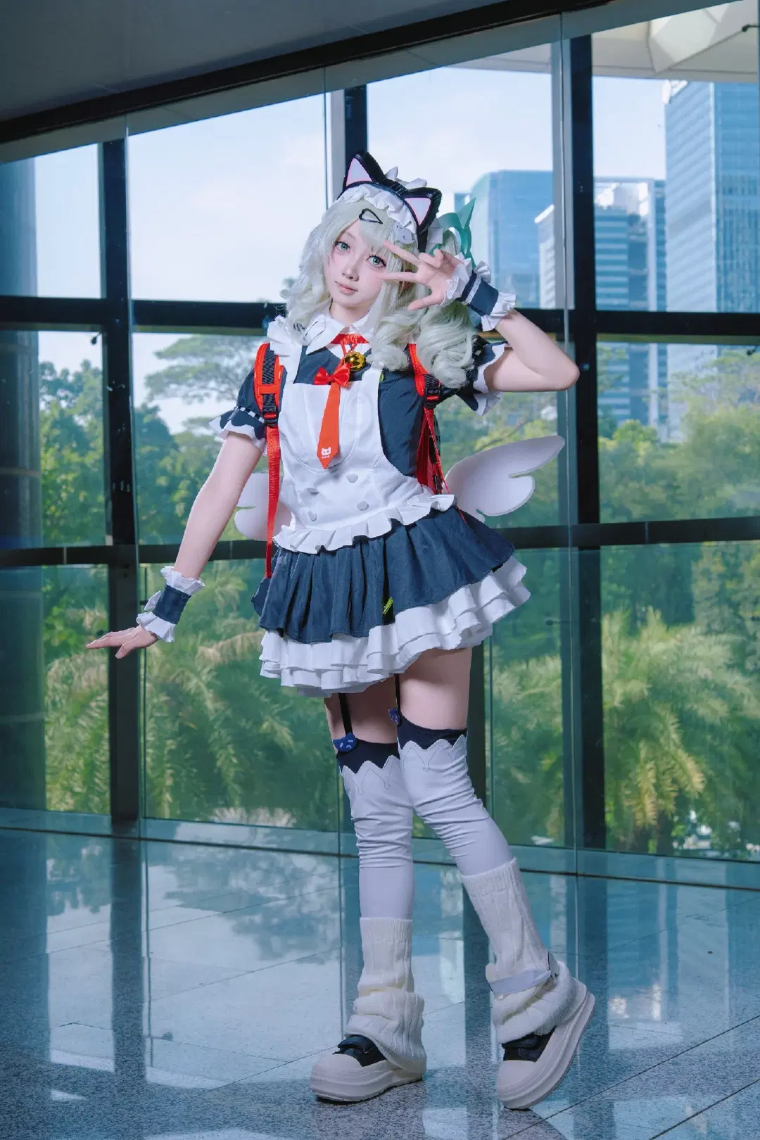 【千夏 コスプレ】ゼンレスゾーンゼロの猫耳メイド、ガラスカーテンウォールに映える躍動の瞬間 - 尤加-Yuga - 5枚目