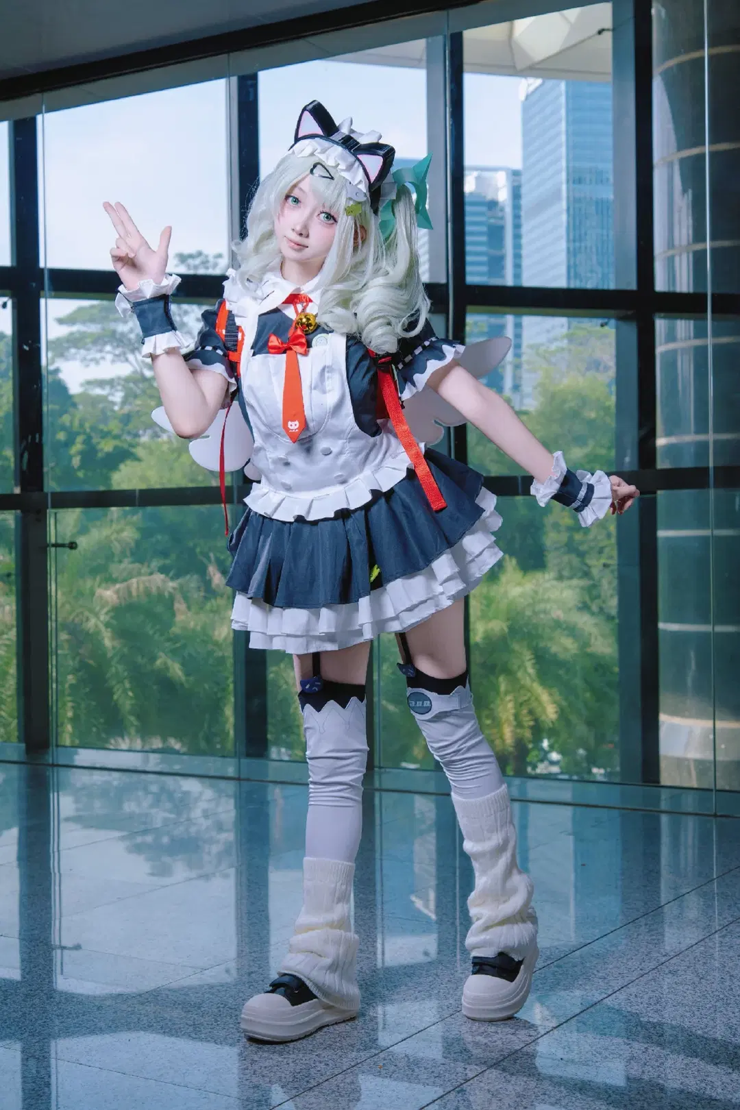 【千夏 コスプレ】ゼンレスゾーンゼロの猫耳メイド、ガラスカーテンウォールに映える躍動の瞬間 - 尤加-Yuga - 6枚目