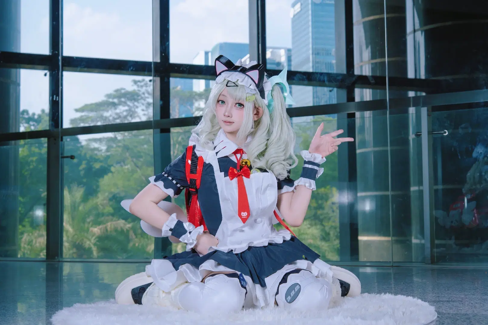 【千夏 コスプレ】ゼンレスゾーンゼロの猫耳メイド、ガラスカーテンウォールに映える躍動の瞬間 - 尤加-Yuga - 7枚目