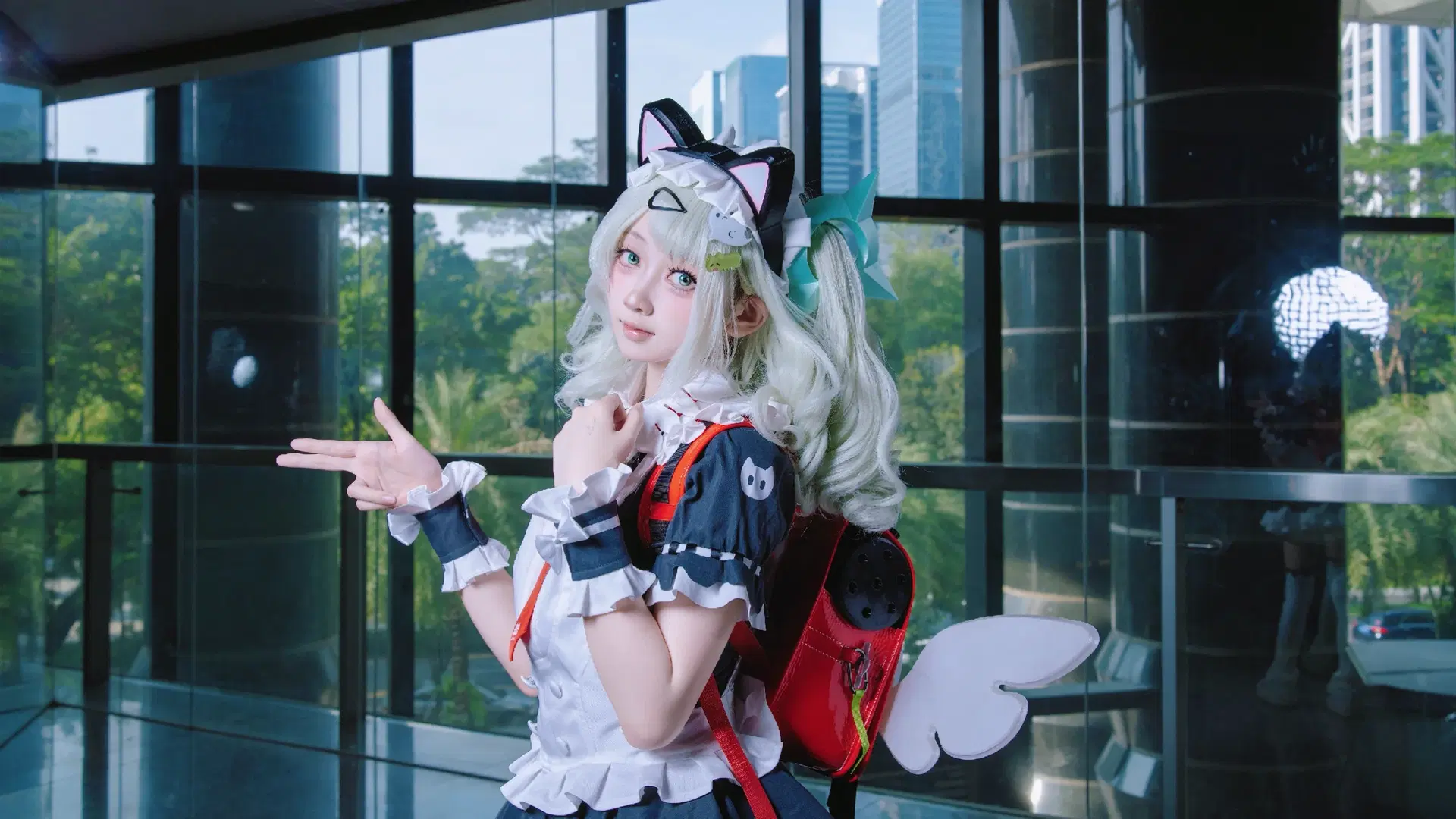 【千夏 コスプレ】ゼンレスゾーンゼロの猫耳メイド、ガラスカーテンウォールに映える躍動の瞬間 - 尤加-Yuga - 8枚目