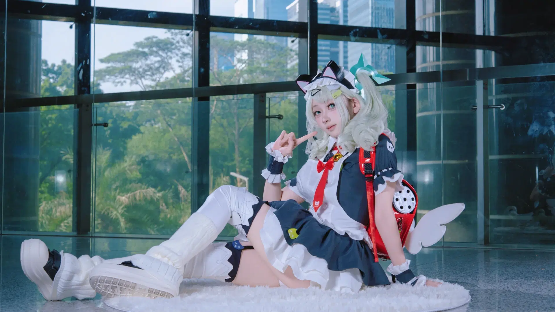 【千夏 コスプレ】ゼンレスゾーンゼロの猫耳メイド、ガラスカーテンウォールに映える躍動の瞬間 - 尤加-Yuga - 9枚目