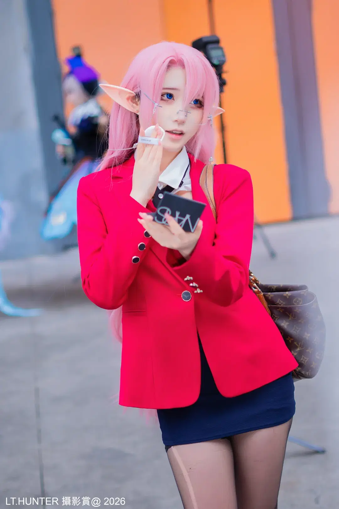 【アズールレーン コスプレ】ホタルACGエキスポ 赤いスーツと黒タイツ コーデのイベント写真 - 聆聽獵人 - 3枚目