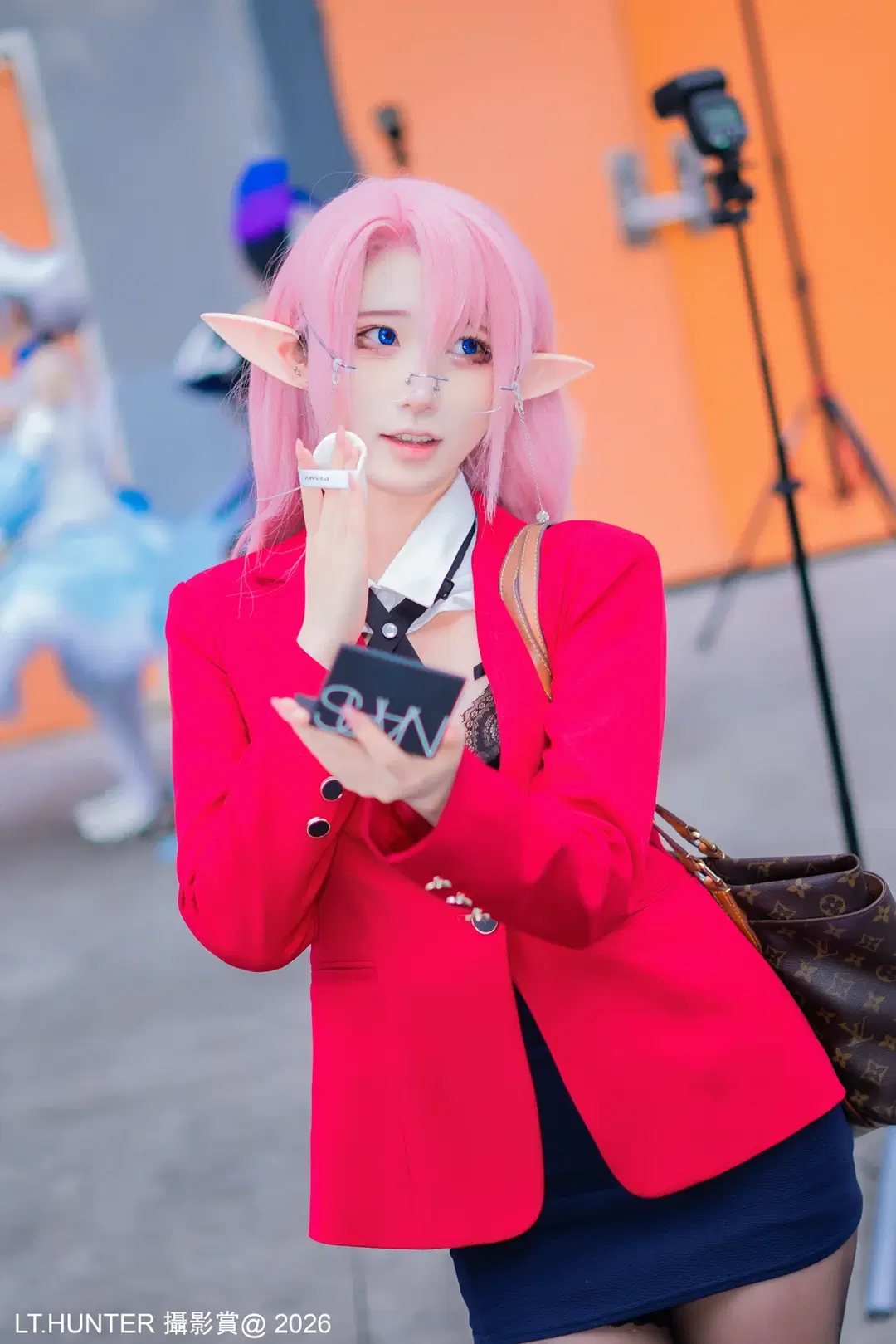 【アズールレーン コスプレ】ホタルACGエキスポ 赤いスーツと黒タイツ コーデのイベント写真 - 聆聽獵人 - 4枚目