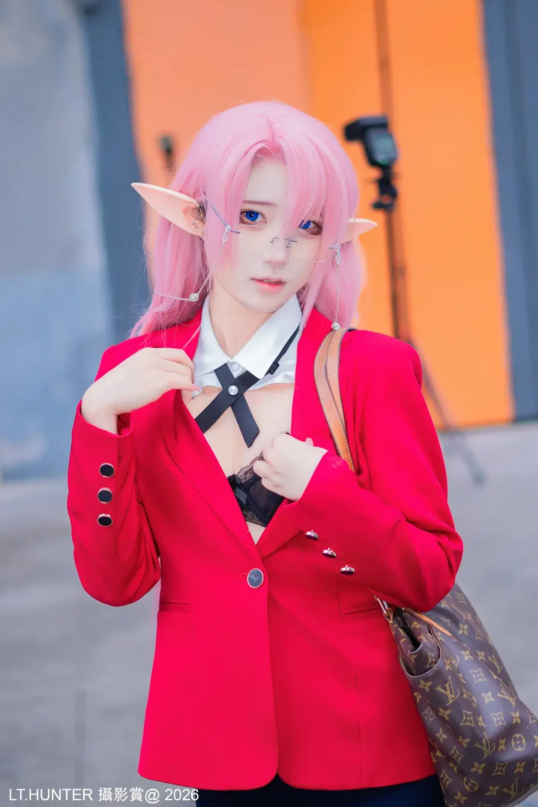 【アズールレーン コスプレ】ホタルACGエキスポ 赤いスーツと黒タイツ コーデのイベント写真 - 聆聽獵人 - 5枚目
