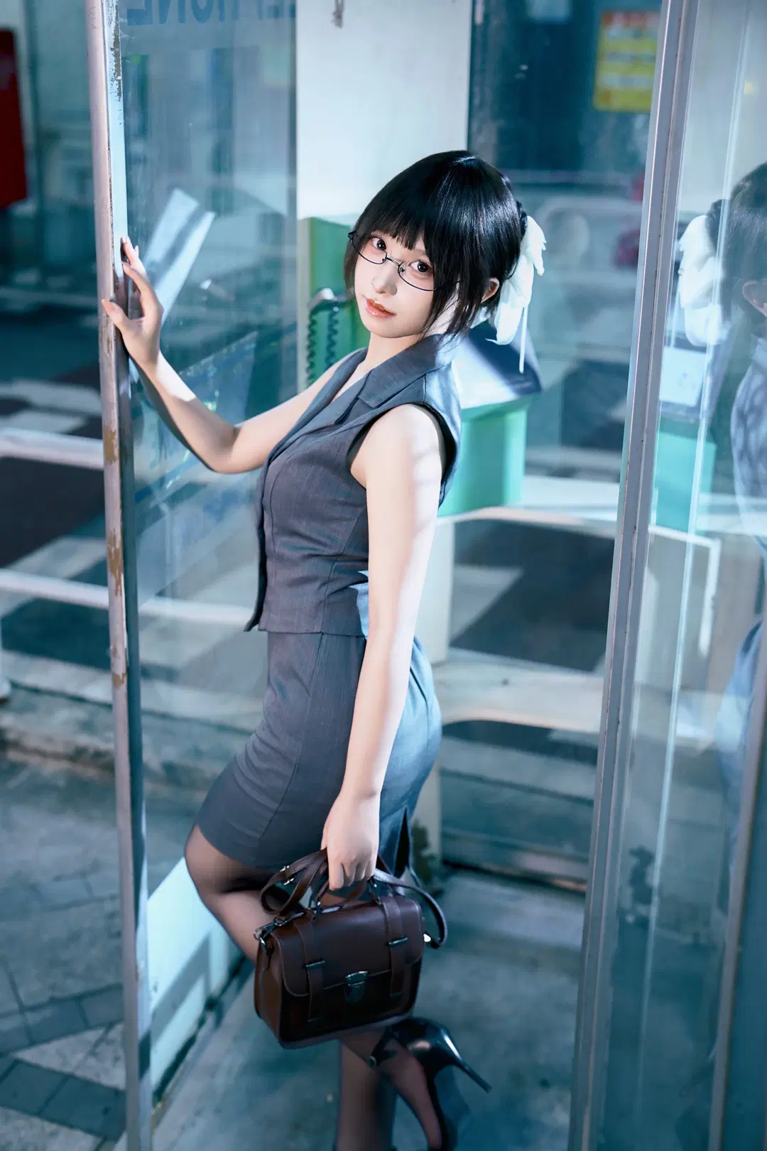 加班后的电话亭，日系OL眼镜制服夜景写真 - 茄子酱i - 第3张