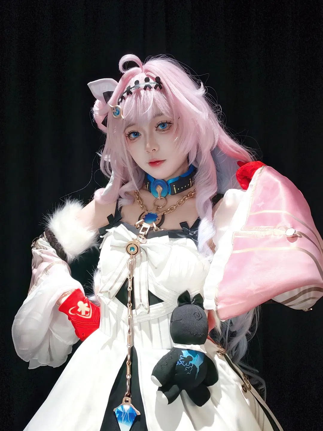 【達妮婭cos】鳴潮達妮婭的粉藍漸變髮色與白裙造型分享 - 小鱼干消灭侠 - 第2張