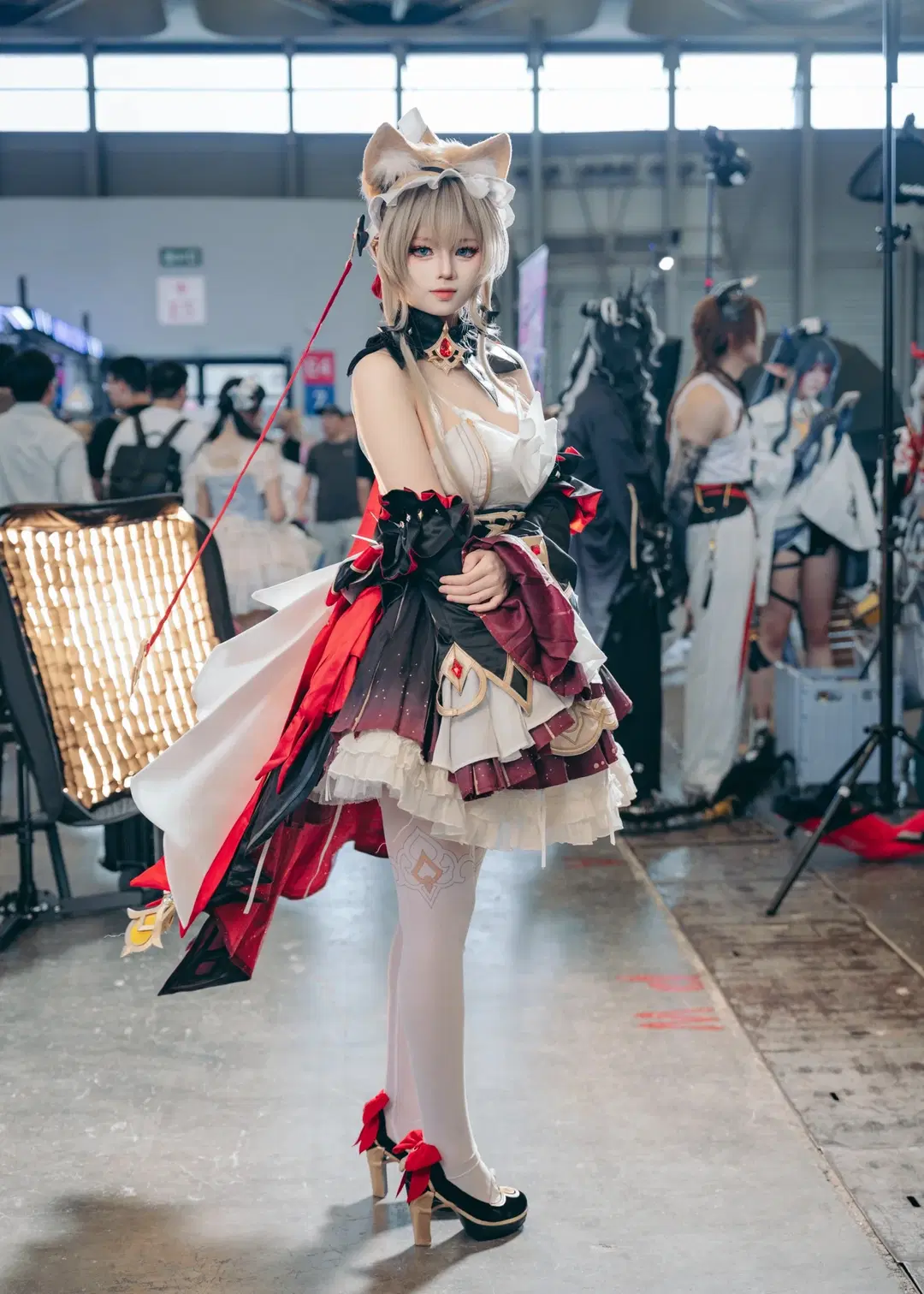 【遠坂凛 コスプレ】チャイナジョイ2026会場での黒ストッキング×赤マント！高ダイナミックレンジ動体撮影レビュー - 蒋书剑 - 15枚目