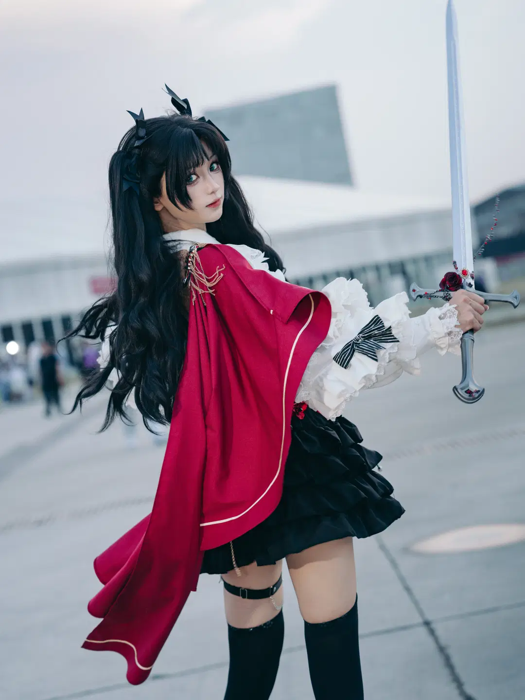 【遠坂凛 コスプレ】チャイナジョイ2026会場での黒ストッキング×赤マント！高ダイナミックレンジ動体撮影レビュー - 蒋书剑 - 4枚目