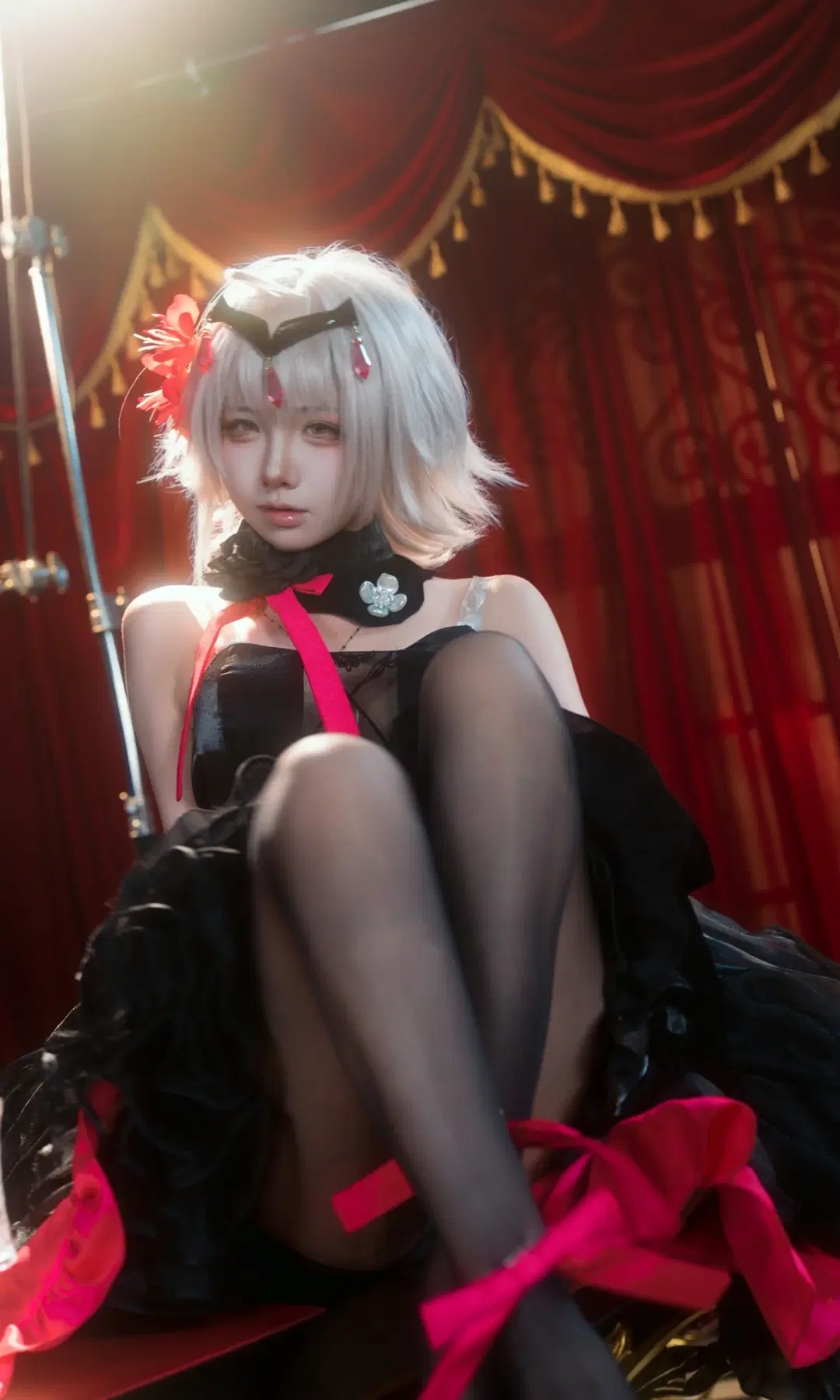 【Jeanne d'Arc (Alter) cosplay】Fate/Grand Order Avenger's Flames & Dark Romance: Glamorous Retro & Gothic Style (Stockings Cosplay) by 朝日六六花 - Image 3