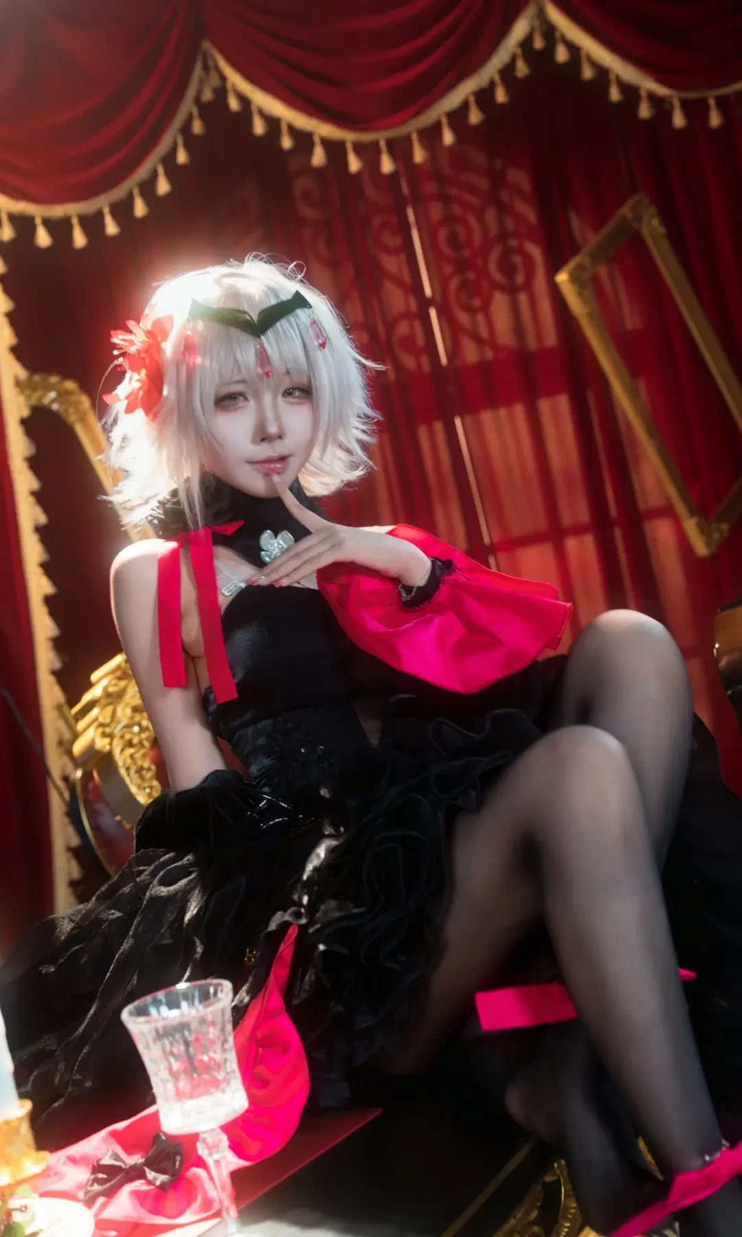 【Jeanne d'Arc (Alter) cosplay】Fate/Grand Order Avenger's Flames & Dark Romance: Glamorous Retro & Gothic Style (Stockings Cosplay) by 朝日六六花 - Image 4