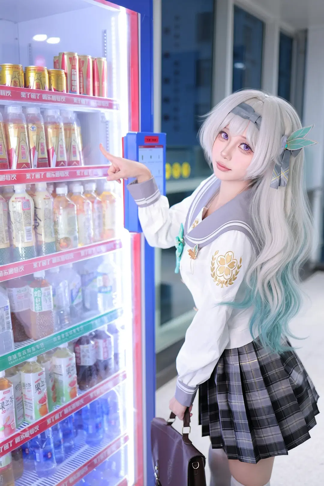【流萤cos】星穹铁道春日手信 在自动售货机前的日常感抓拍 - 晓歪xyyy - 第2张