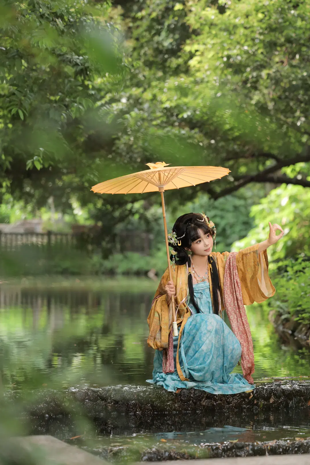 Holding an Oiled Paper Umbrella by the Water in Hanfu: This Traditional Styling Looks Incredibly Photogenic by 森森Rikka - Image 2