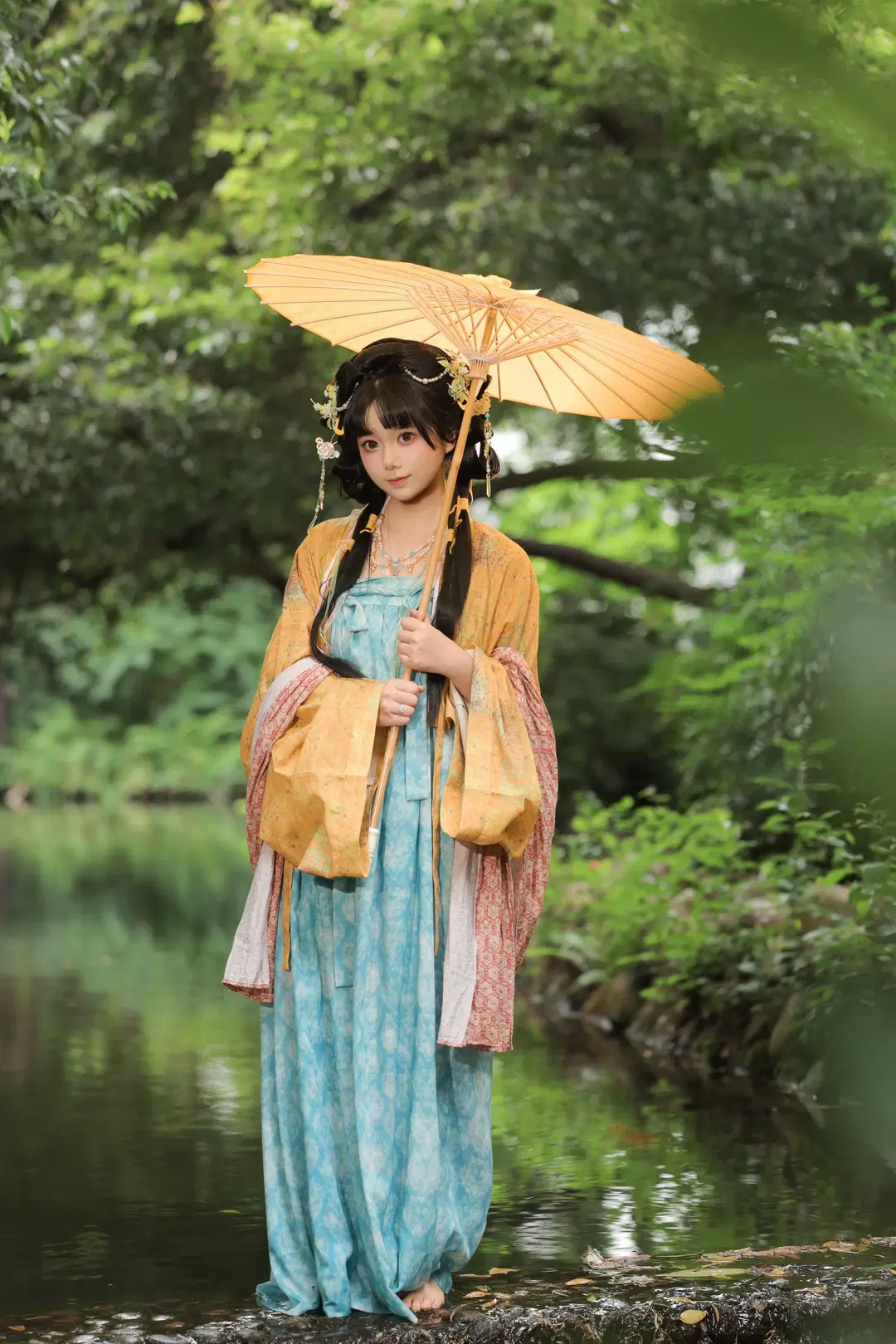 Holding an Oiled Paper Umbrella by the Water in Hanfu: This Traditional Styling Looks Incredibly Photogenic by 森森Rikka - Image 3