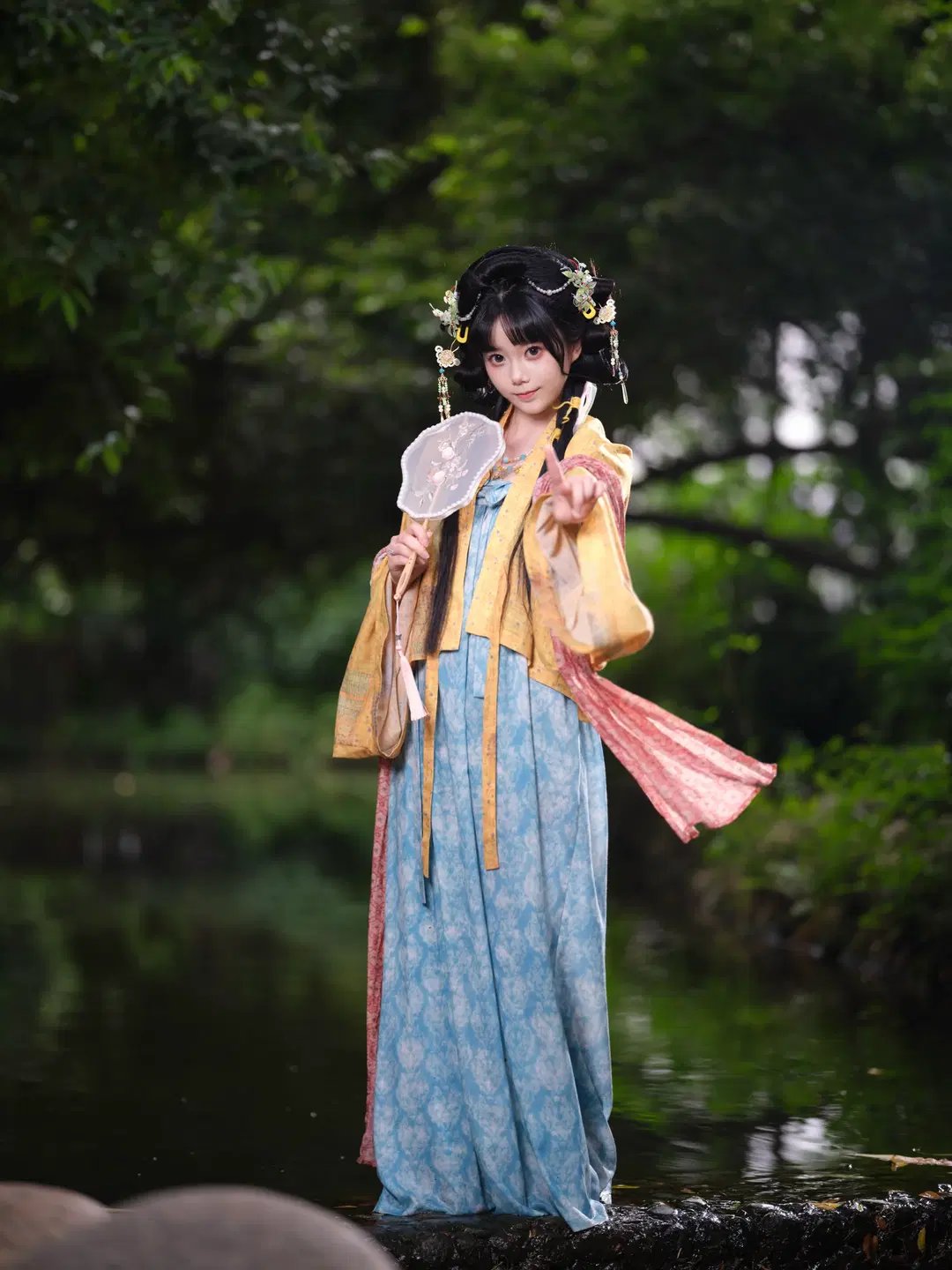 Holding an Oiled Paper Umbrella by the Water in Hanfu: This Traditional Styling Looks Incredibly Photogenic by 森森Rikka - Image 5