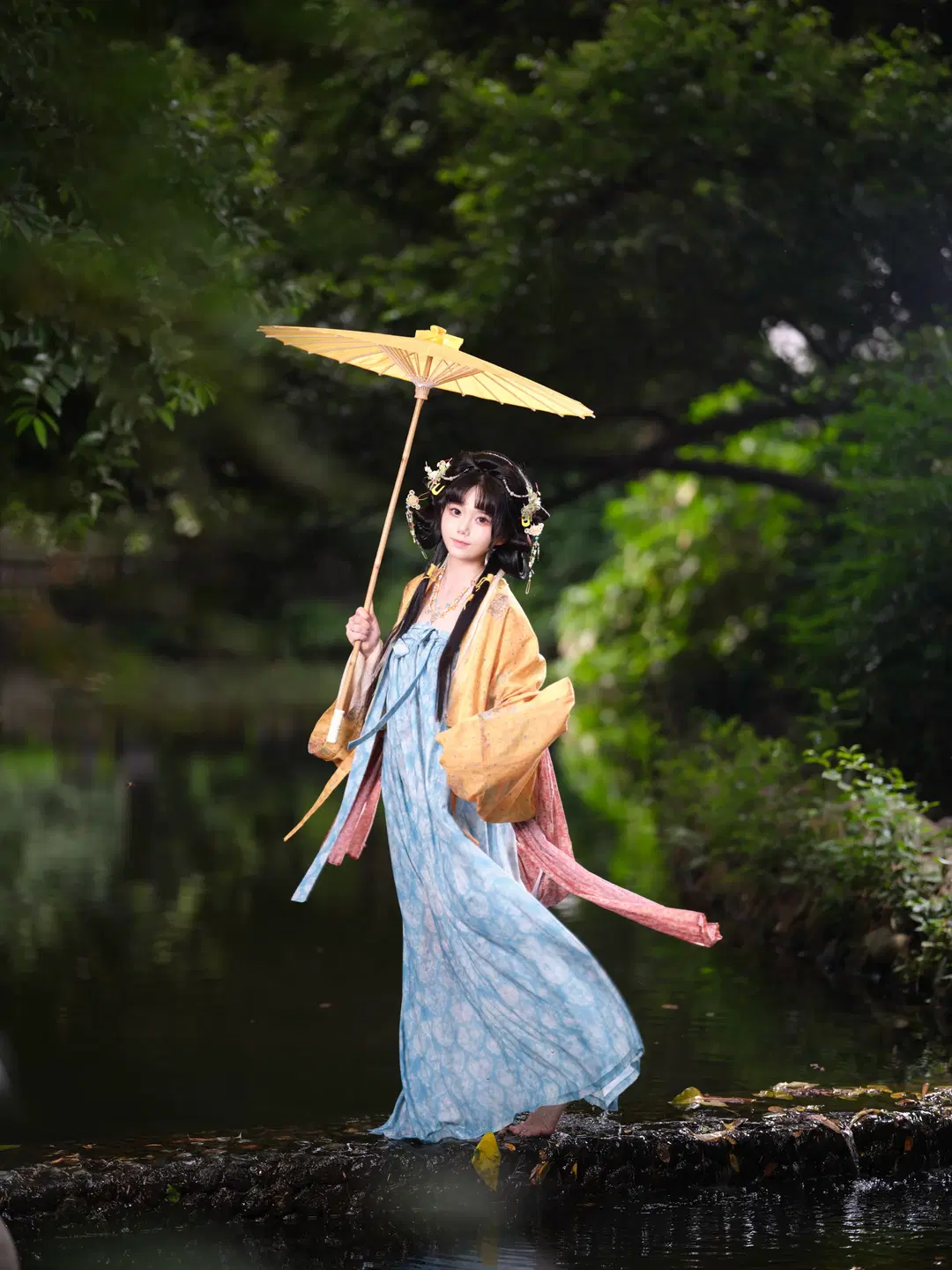 Holding an Oiled Paper Umbrella by the Water in Hanfu: This Traditional Styling Looks Incredibly Photogenic by 森森Rikka - Image 6