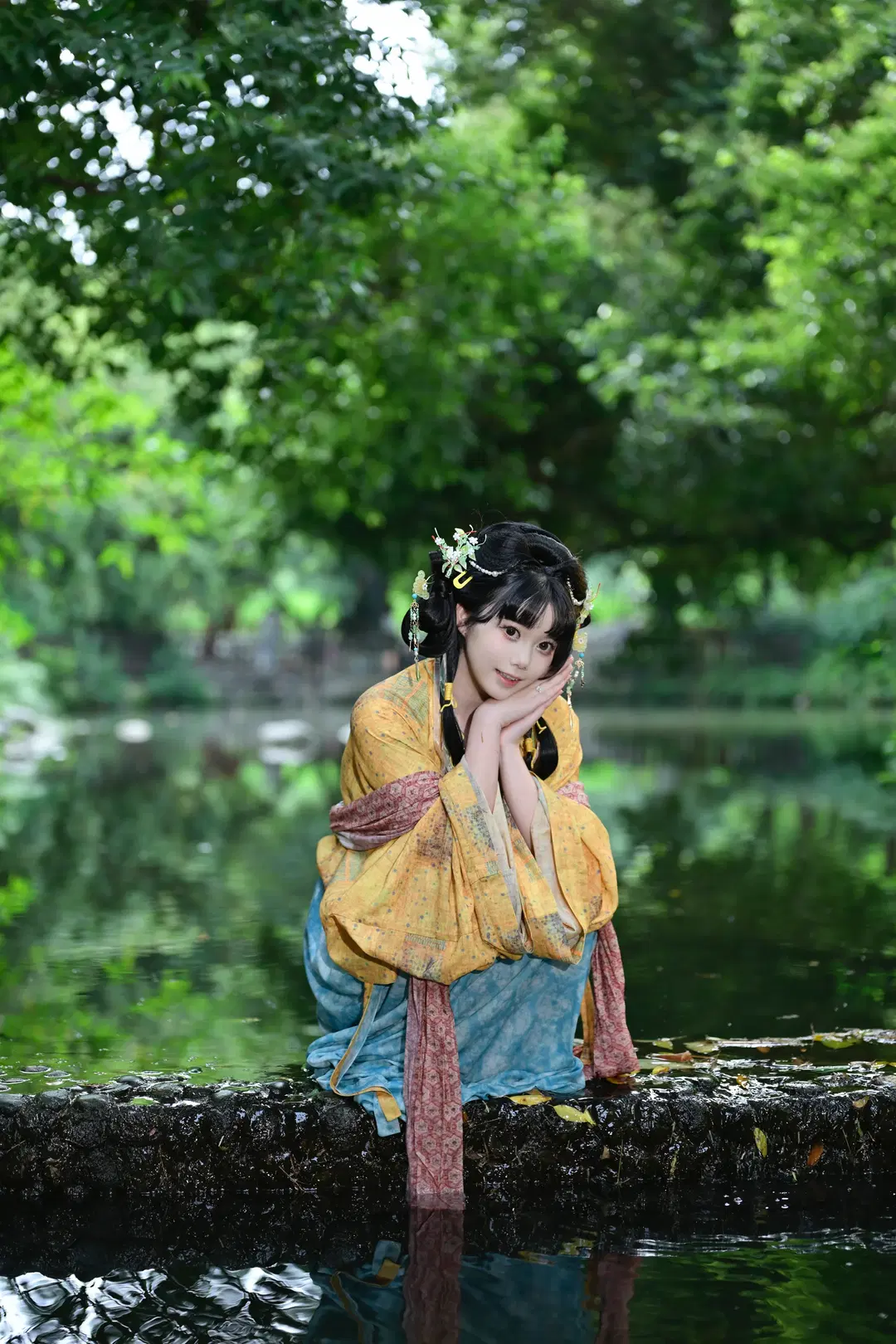 Holding an Oiled Paper Umbrella by the Water in Hanfu: This Traditional Styling Looks Incredibly Photogenic by 森森Rikka - Image 7