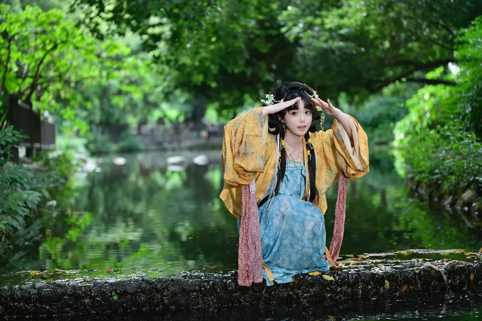Holding an Oiled Paper Umbrella by the Water in Hanfu: This Traditional Styling Looks Incredibly Photogenic by 森森Rikka - Image 8