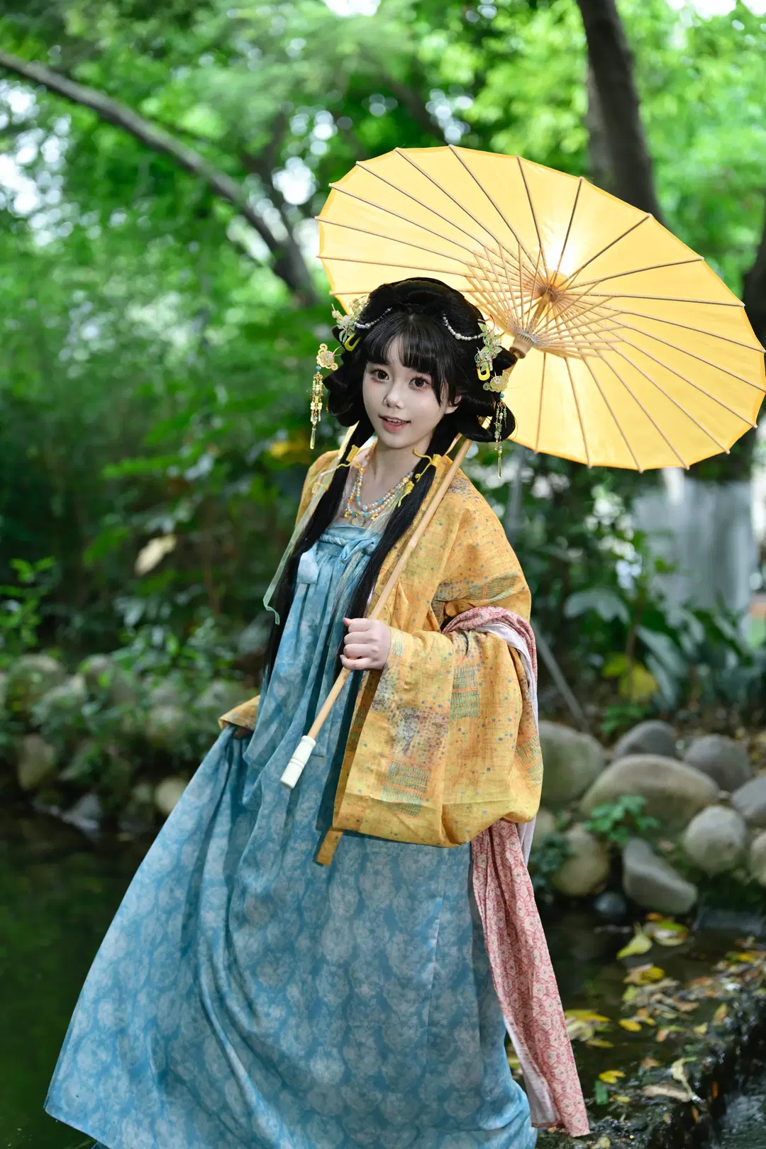 Holding an Oiled Paper Umbrella by the Water in Hanfu: This Traditional Styling Looks Incredibly Photogenic by 森森Rikka - Image 9