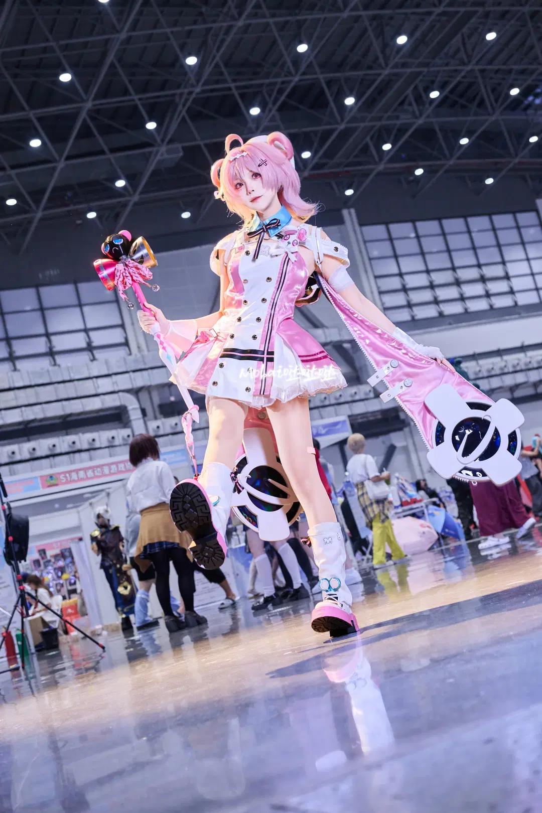 【小吱cos】异环粉爪银行大堂经理来漫展啦 - Mobai哒哒哒 - 第4张