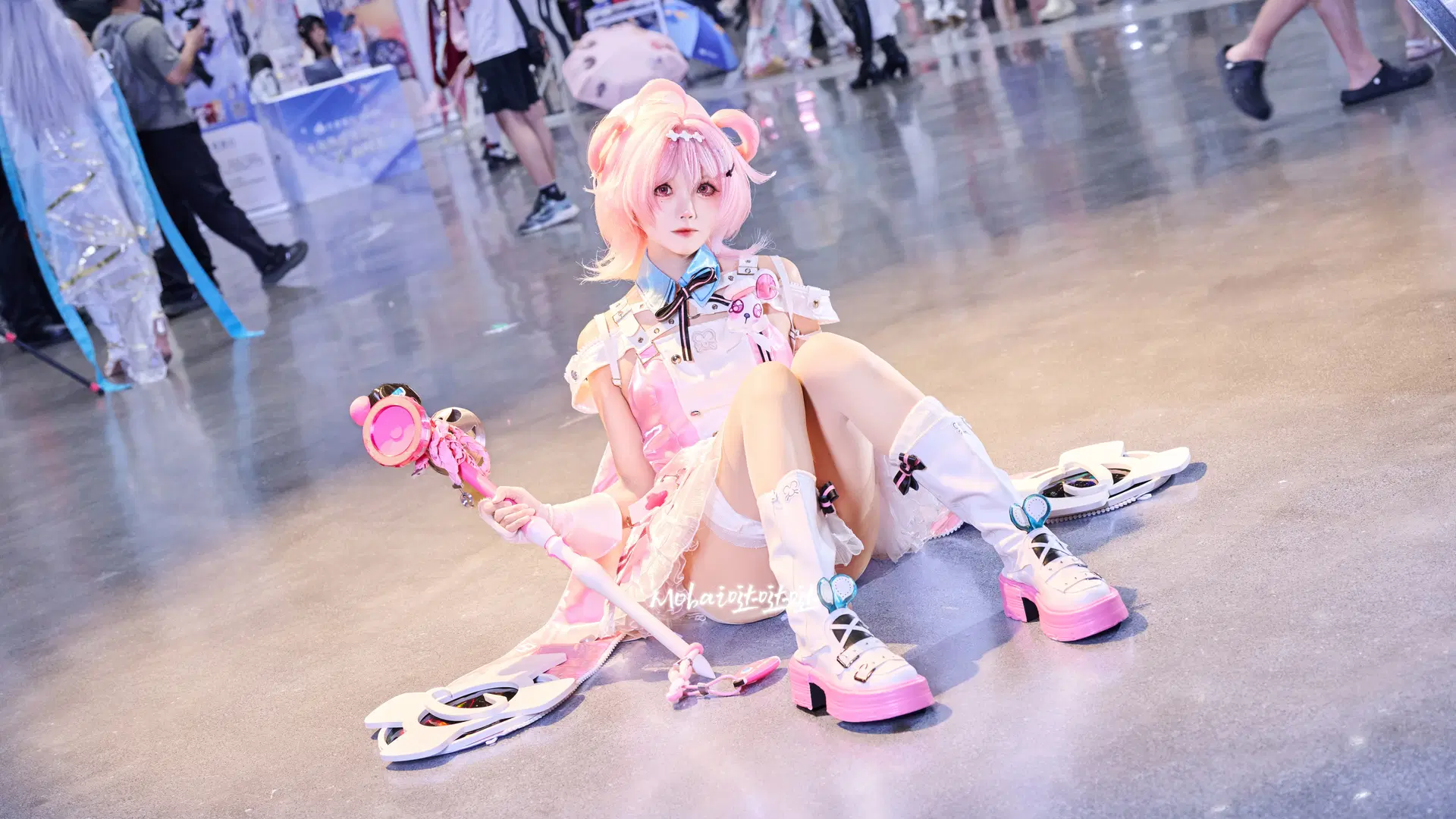 【小吱cos】异环粉爪银行大堂经理来漫展啦 - Mobai哒哒哒 - 第7张