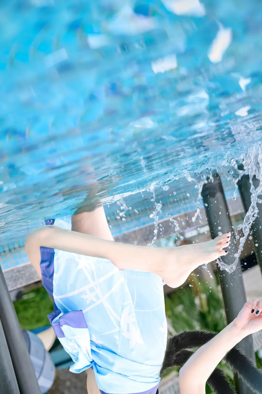 【桐生キキョウ コスプレ】夏のプールサイドに佇む猫娘、清涼なひととき - Mobai哒哒哒 - 2枚目