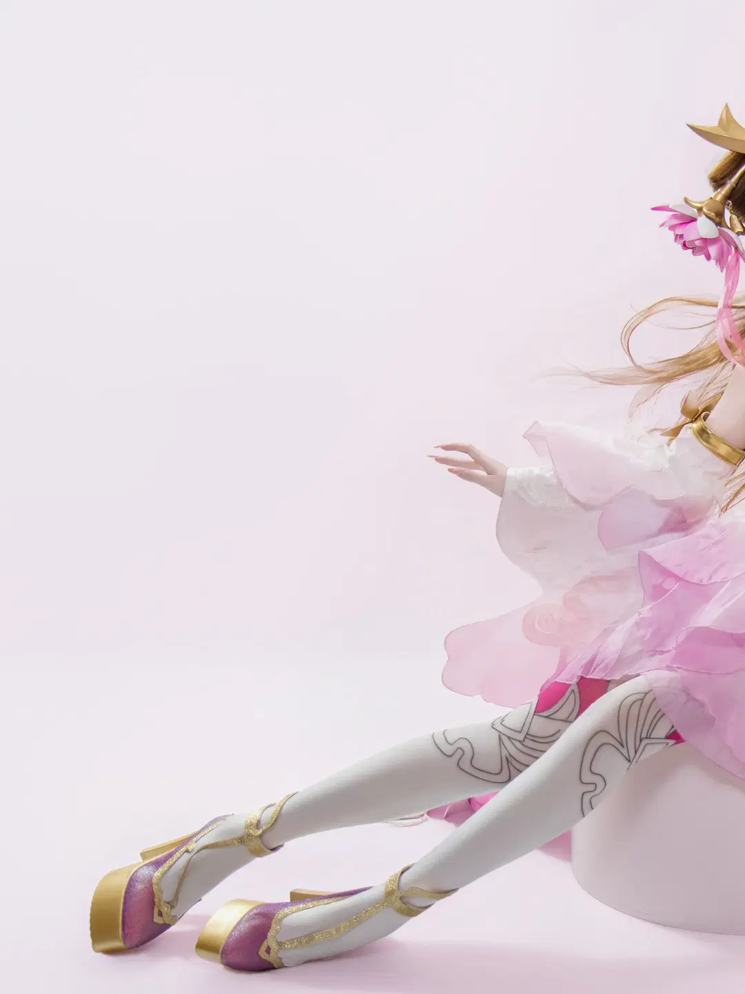 [Diaochan cosplay] Honor of Kings default skin Diaochan, showcasing pink-white gradient skirt hem and printed white stockings by 稚嫩的魔法师（求互关） - Image 2