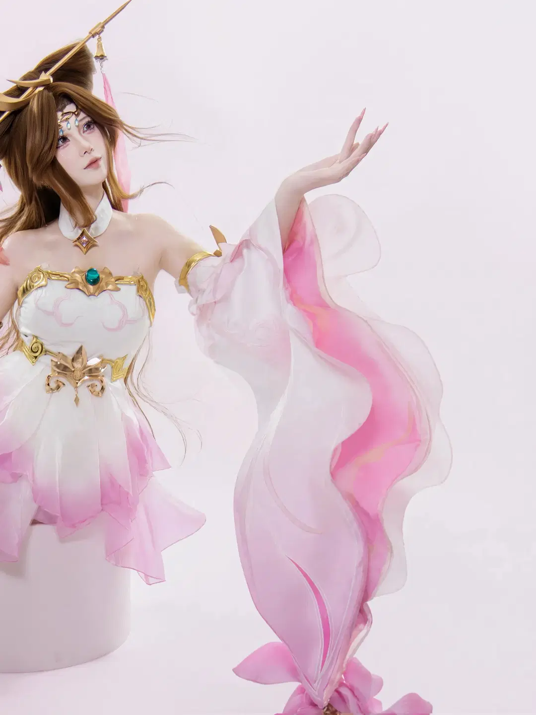 [Diaochan cosplay] Honor of Kings default skin Diaochan, showcasing pink-white gradient skirt hem and printed white stockings by 稚嫩的魔法师（求互关） - Image 3