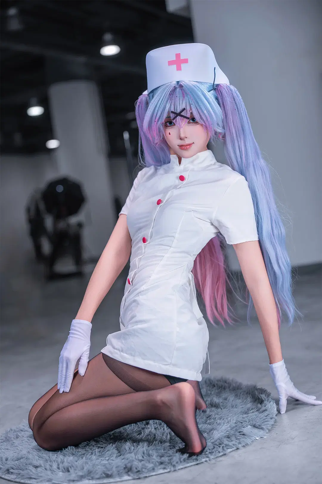 [Hatsune Miku cosplay] The Nurse in the Rabbit Hole and the Black Stand: A Photoshoot Documentary by 辛同学 - Image 2