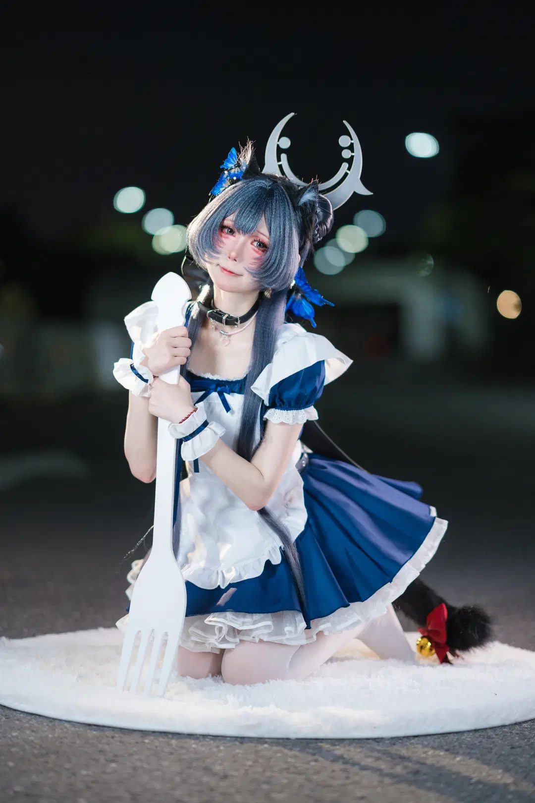 [Misaki cosplay] Blue Archive night scene convention photos, blue and white maid outfit with a giant fork by 寒蝉-文晋 - Image 2