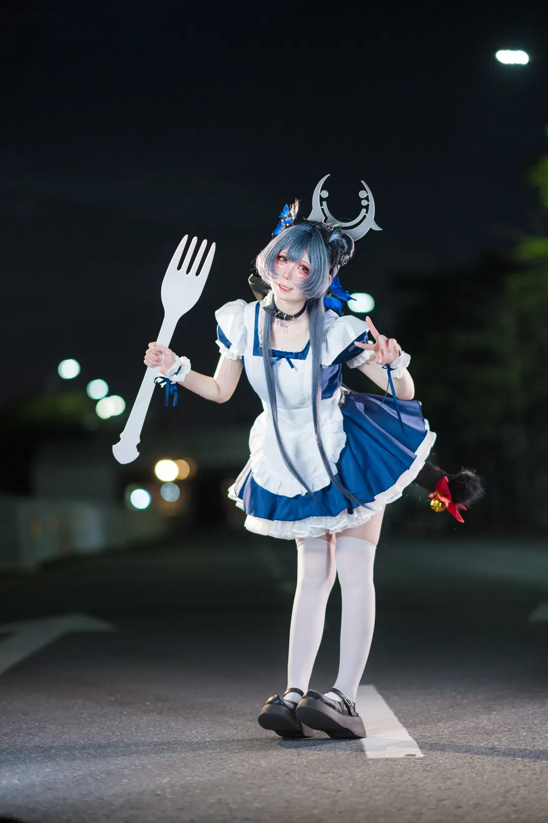 [Misaki cosplay] Blue Archive night scene convention photos, blue and white maid outfit with a giant fork by 寒蝉-文晋 - Image 3