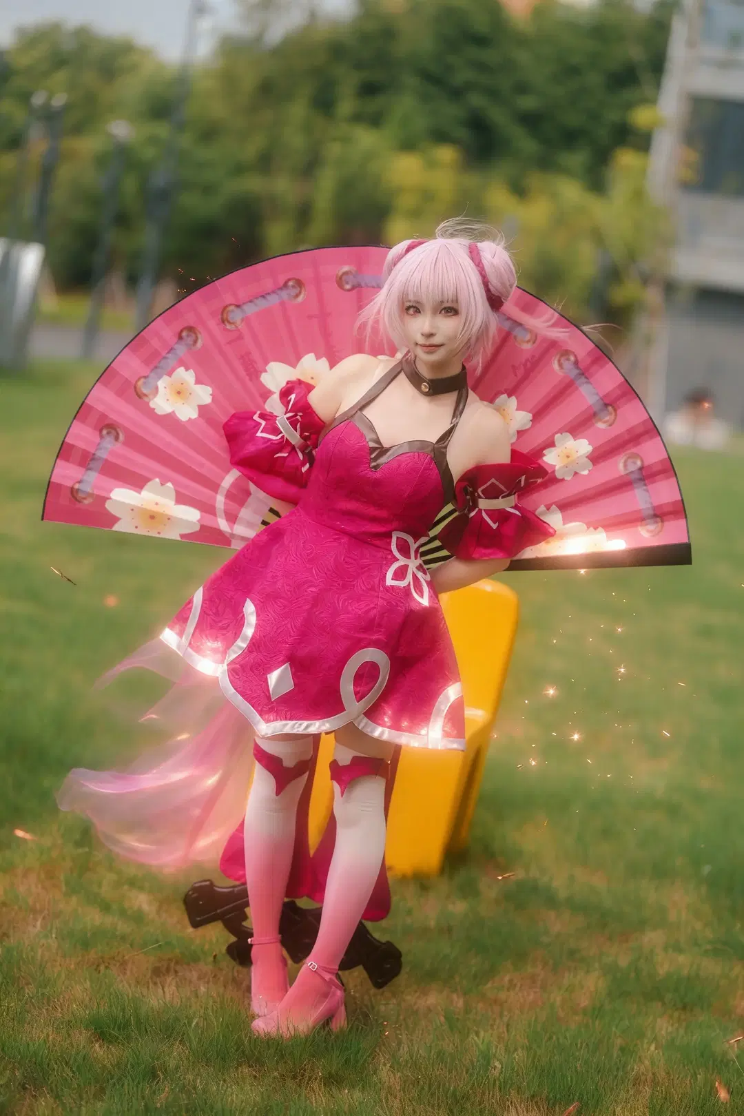 [Xiao Qiao Cosplay] Honor of Kings: Outdoor Light and Shadow Photoshoot with Pink Double Buns by 衾曦 - Image 3