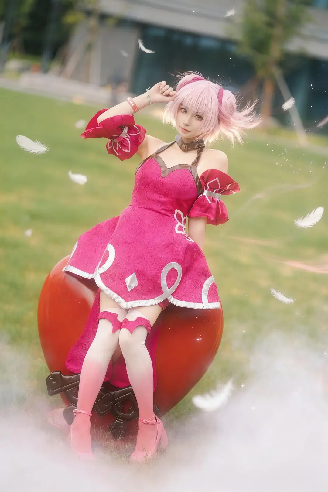 [Xiao Qiao Cosplay] Honor of Kings: Outdoor Light and Shadow Photoshoot with Pink Double Buns by 衾曦 - Image 4