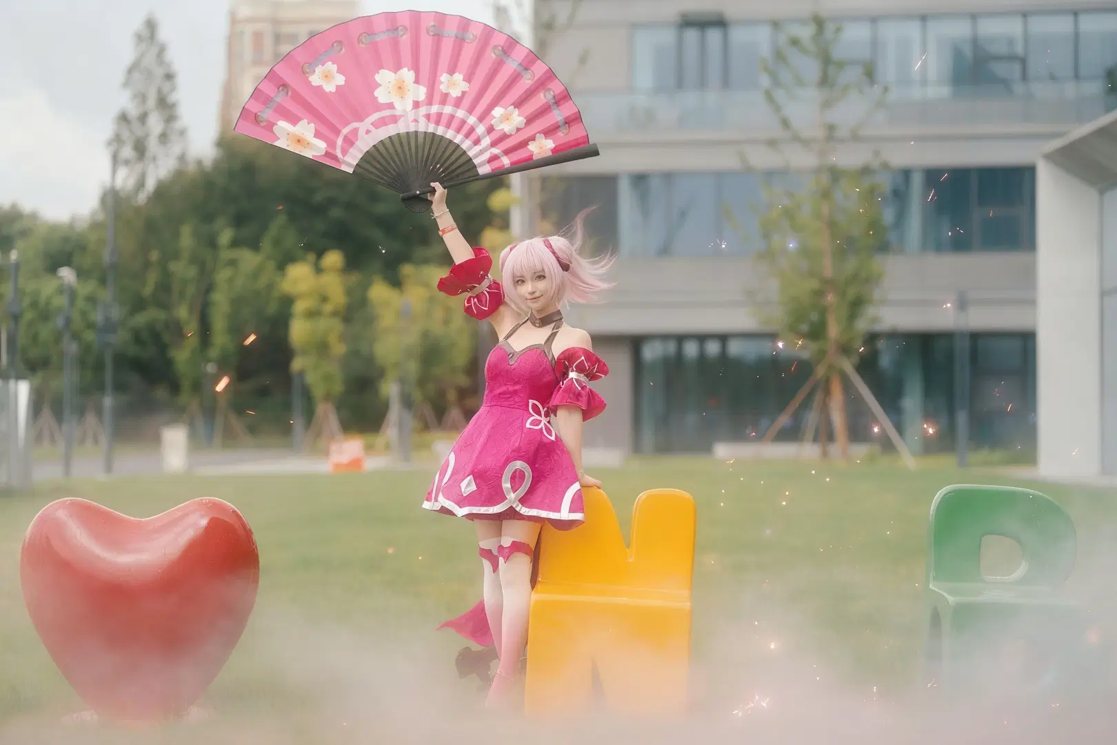 [Xiao Qiao Cosplay] Honor of Kings: Outdoor Light and Shadow Photoshoot with Pink Double Buns by 衾曦 - Image 6