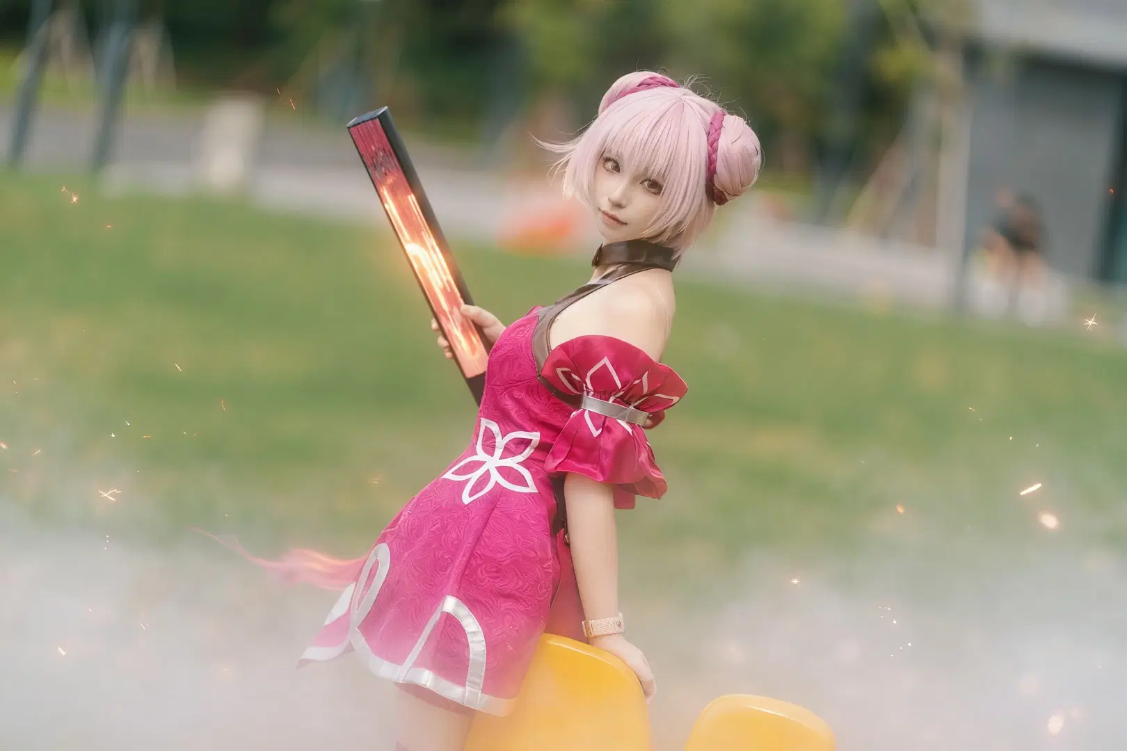 [Xiao Qiao Cosplay] Honor of Kings: Outdoor Light and Shadow Photoshoot with Pink Double Buns by 衾曦 - Image 9
