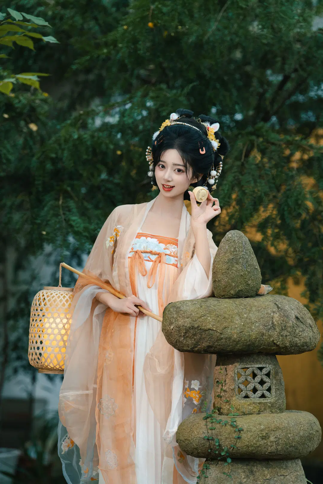 Ancient style photoshoot: The Ethereal Beauty Under the Yellow Wall and Moon Gate by 衾曦 - Image 10