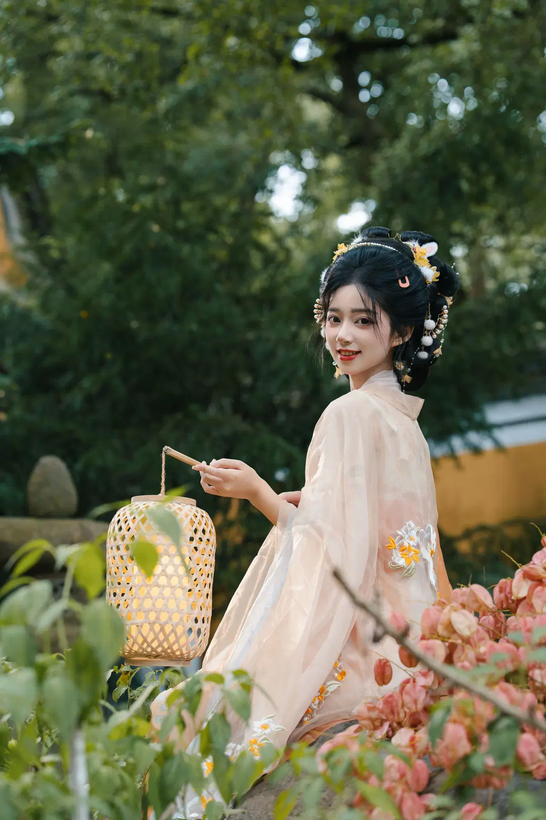 Ancient style photoshoot: The Ethereal Beauty Under the Yellow Wall and Moon Gate by 衾曦 - Image 9