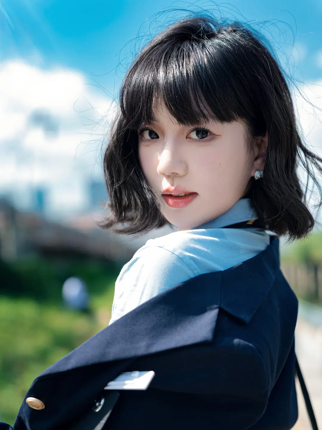 【韓国スクール風】線路沿いの少女、陽光に輝く制服写真：鉄道風景＆JK制服 - CcC - 2枚目