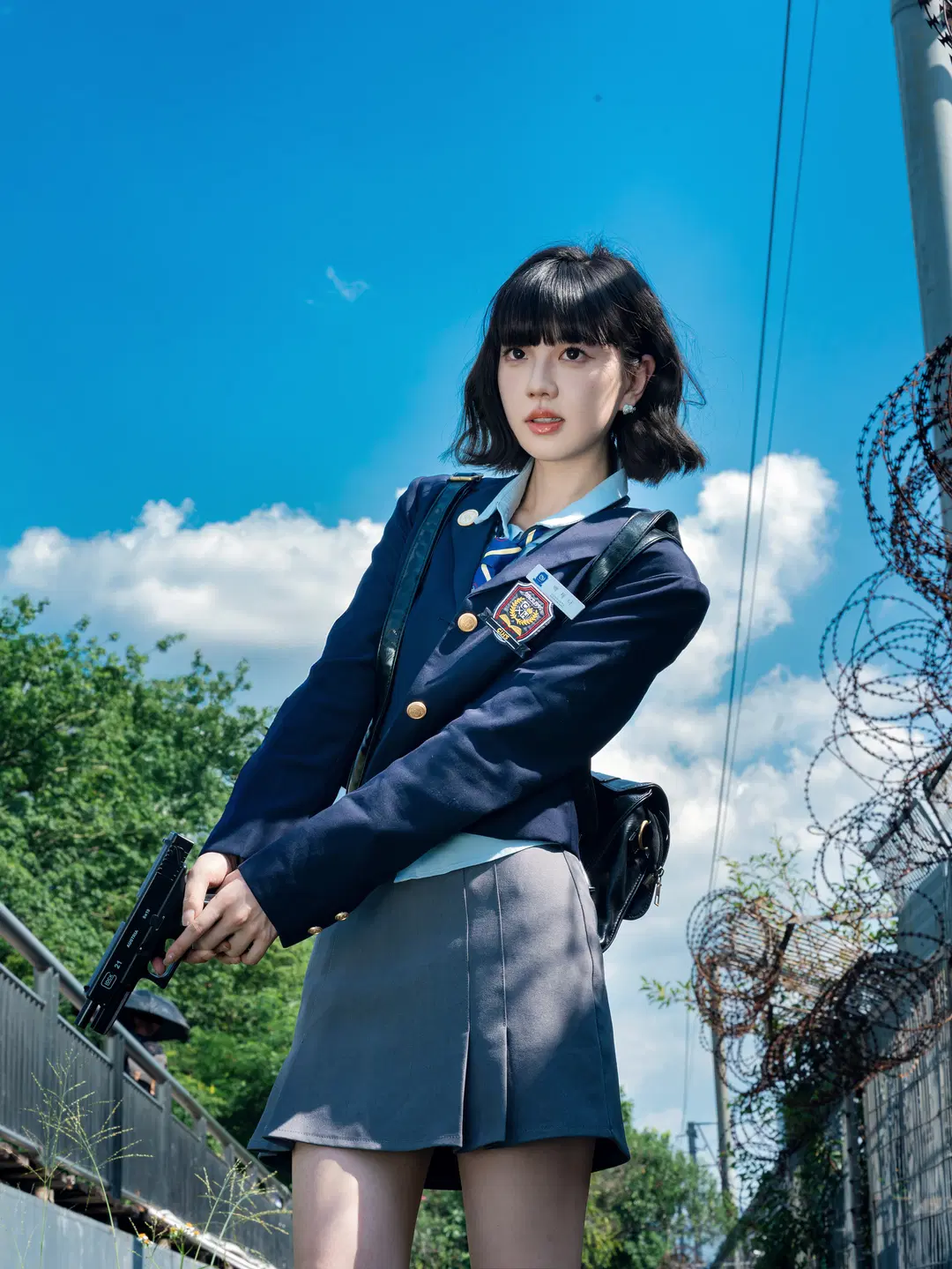 【韓国スクール風】線路沿いの少女、陽光に輝く制服写真：鉄道風景＆JK制服 - CcC - 3枚目