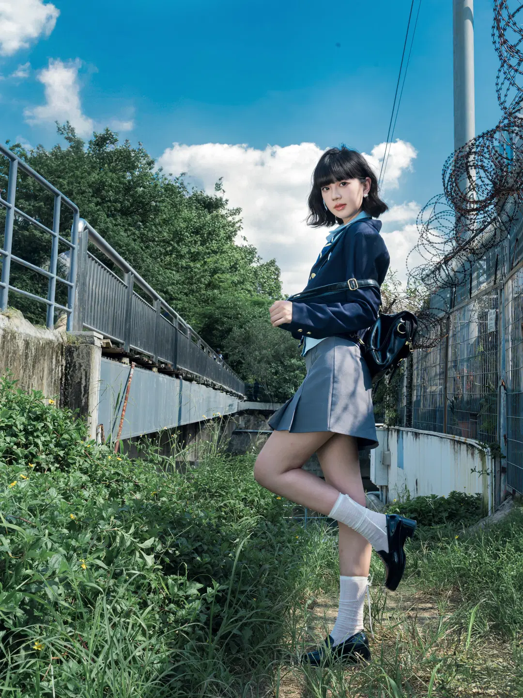 【韓国スクール風】線路沿いの少女、陽光に輝く制服写真：鉄道風景＆JK制服 - CcC - 4枚目